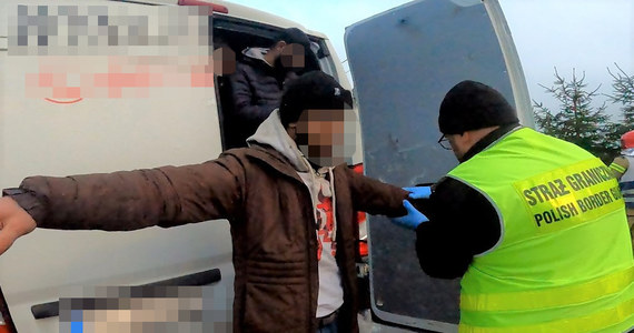 ​24 cudzoziemców, w tym 8-letnią dziewczynkę, zatrzymała straż graniczna w Chochołowie. Przewożący obcokrajowców w busie Gruzin, podczas próby zatrzymania staranował samochód pograniczników - poinformowała we wtorek rzeczniczka Karpackiego Oddziału Straży Granicznej mjr Dorota Kądziołka.