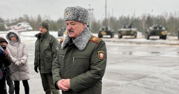 Białoruska Rada Bezpieczeństwa poinformowała o przystąpieniu do przemieszczenia wojsk i sprzętu bojowego - informuje Agencja Reutera zastanawiając się, czy jest to ruch wymuszony przez Moskwę, która od dawna naciska na swojego sojusznika, aby uruchomił nowy front w wojnie z Ukrainą.
