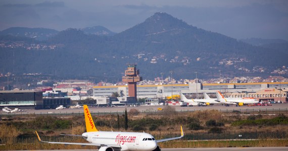 Udająca poród kobieta spowodowała, że na lotnisku w Barcelonie przymusowo lądował samolot lecący z Maroka do Turcji. Ze stojącej na płycie lotniska maszyny uciekło następnie 28 pasażerów. Policji jak na razie nie udało się odnaleźć połowy z nich.