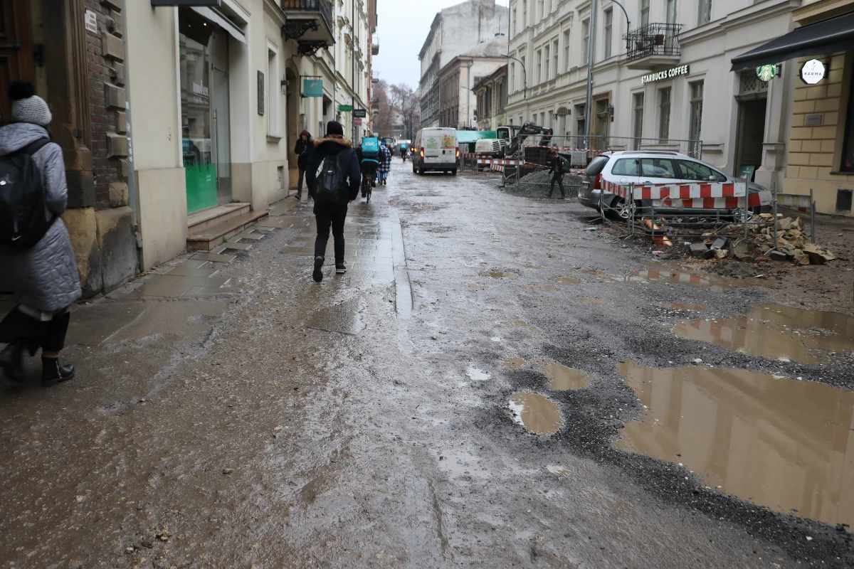 Miał być koniec października, potem 21 grudnia, teraz prawdopodobnie będzie to 30 kwietnia - to kolejny możliwy termin oddania po przebudowie ulicy Krupniczej w ścisłym centrum Krakowa. Powodów opóźnienia jest kilka: prace archeologiczne, nieaktualne plany, zmiana projektu, konieczność budowy zbiorników na deszczówkę.     

