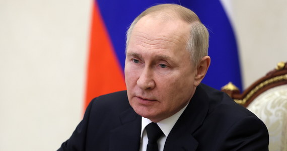 Prezydent Rosji Władimir Putin wypowiedział się w środę na temat wojny nuklearnej. Stwierdził, że choć ryzyko rośnie, to Rosja nie będzie lekkomyślnie grozić użyciem takiej broni. "Nie zwariowaliśmy, zdajemy sobie sprawę z tego, czym jest broń nuklearna" - powiedział gospodarz Kremla.