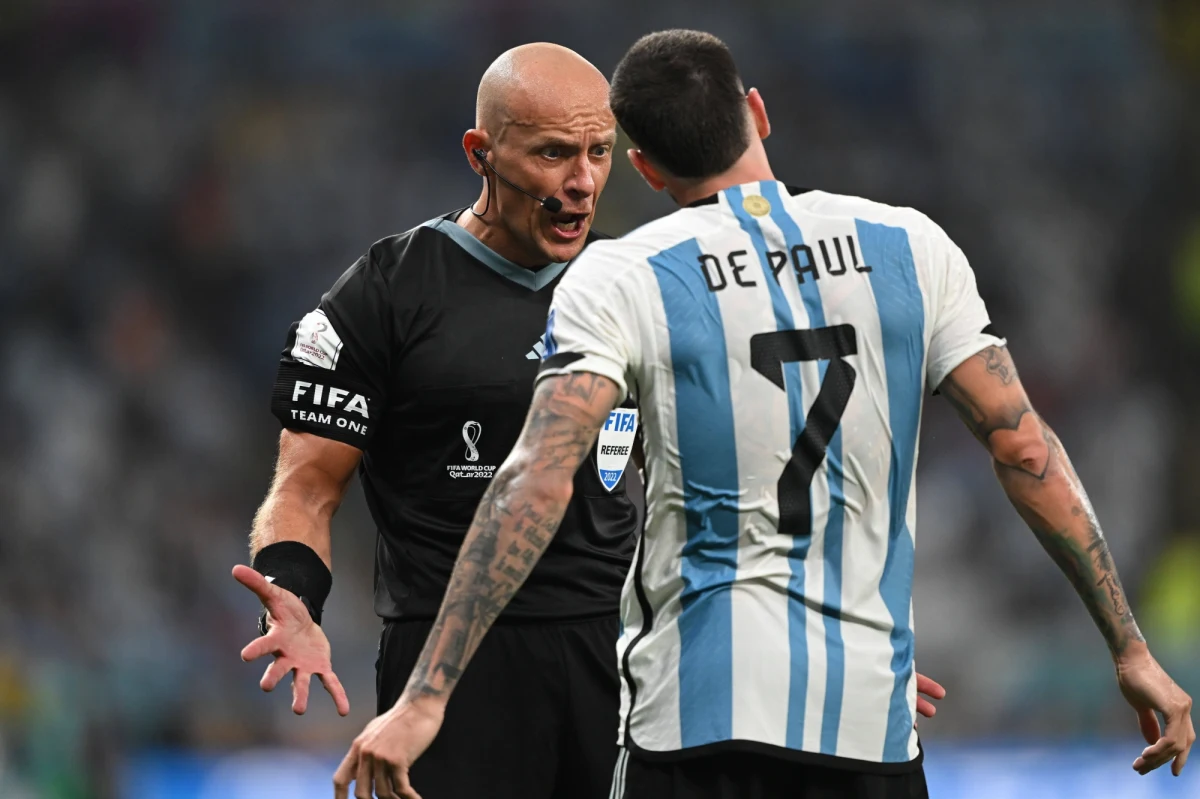 Szymon Marciniak znalazł się w gronie 20 sędziów głównych, którzy pozostaną do dyspozycji FIFA do końca piłkarskich mistrzostwa świata w Katarze. 16 arbitrów zakończyło pracę w turnieju po 1/8 finału i wraca do domu.