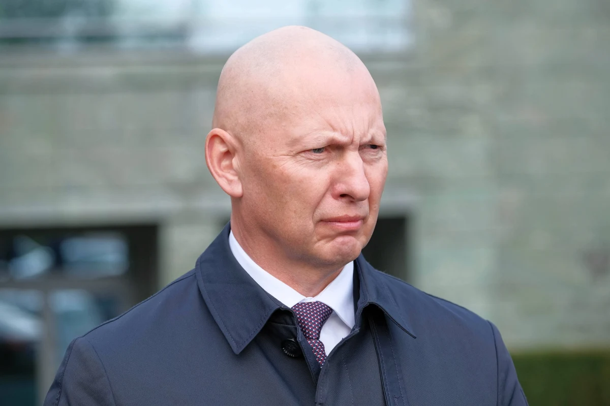 „To jest niemożliwe” – mówi gen. Mirosław Różański, były Dowódca Generalny Rodzajów Sił Zbrojnych, pytany w audycji 7 pytań o 7:07 w RMF24 o to, czy to Polacy będą obsługiwać wyrzutnie rakiet Patriot, które trafią od nas z Niemiec. O takim rozwiązaniu mówił minister obrony Mariusz Błaszczak. „Nie jesteśmy dzisiaj gotowi do tego, żeby te jednostki były w kompetencji polskich dowódców. Tutaj w dalszym ciągu jest cień narracji antyniemieckiej i pan Błaszczak w rządowej telewizji chce podkreślić, jaki będziemy mieć wpływ na zarządzanie jednostkami niemieckimi. Te baterie będą obsługiwane przez żołnierzy niemieckich. Oczywiście nasi dowódcy będą wpięci w ten system dowodzenia, to nie będzie poza nasza kontrolą” – przekonywał generał. 