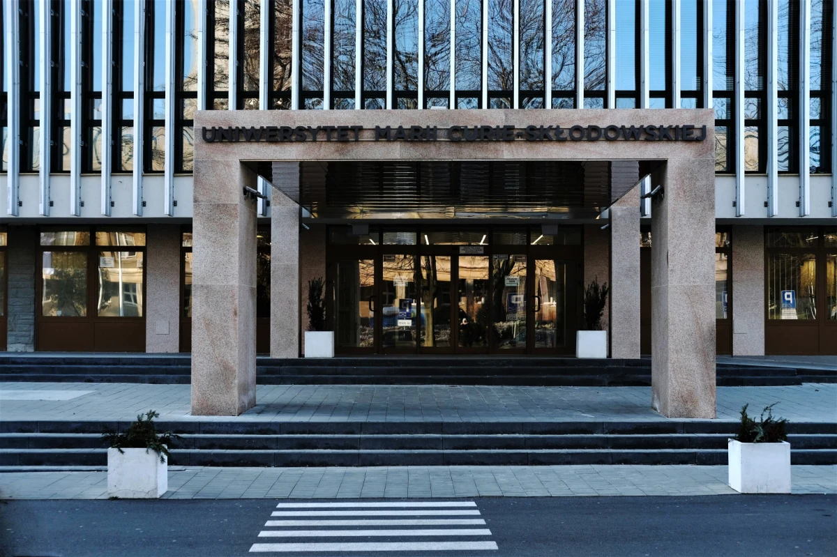 ​Dwie lubelskie uczelnie - UMCS i KUL planują utworzenie wspólnego kierunku studiów pod nazwą "Polish Studies". List intencyjny w tej sprawie podpisali w środę rektorzy tych uniwersytetów. Kierunek prowadzony w formie zdalnej miałby ruszyć od roku akademickiego 2025/2026.