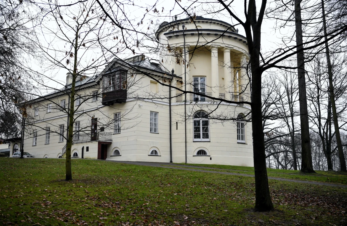 ​"Zarzecze. Siedlisko idealne" - to tytuł przewodnika po założeniu pałacowo-parkowym w Zarzeczu, dawnej siedziby zasłużonego dla rozwoju polskiej kultury i edukacji rodu Dzieduszyckich. Liczący obecnie ponad 200 lat pałac to jedna z najpiękniejszych rezydencji arystokratycznych na Podkarpaciu.