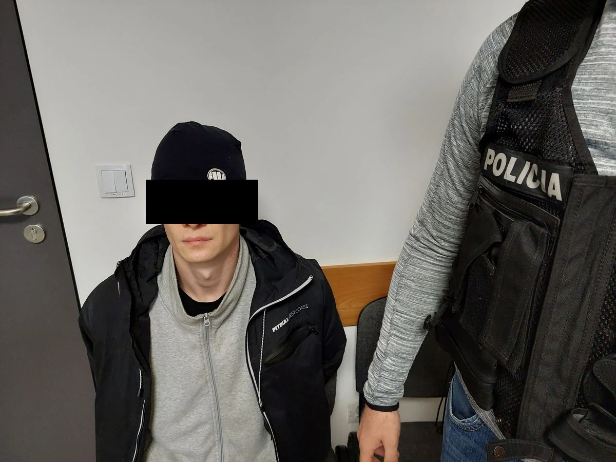 ​30-letni recydywista odpowie za 3 kradzieże samochodów, posiadanie narkotyków oraz próbę zmuszenia funkcjonariusza do odstąpienia od czynności służbowych. Mężczyzna został zatrzymany po pościgu. Padły strzały ostrzegawcze. Sprawca usłyszał już zarzuty. Na wniosek policjantów i prokuratora trafił do tymczasowego aresztu na okres 3 miesięcy.