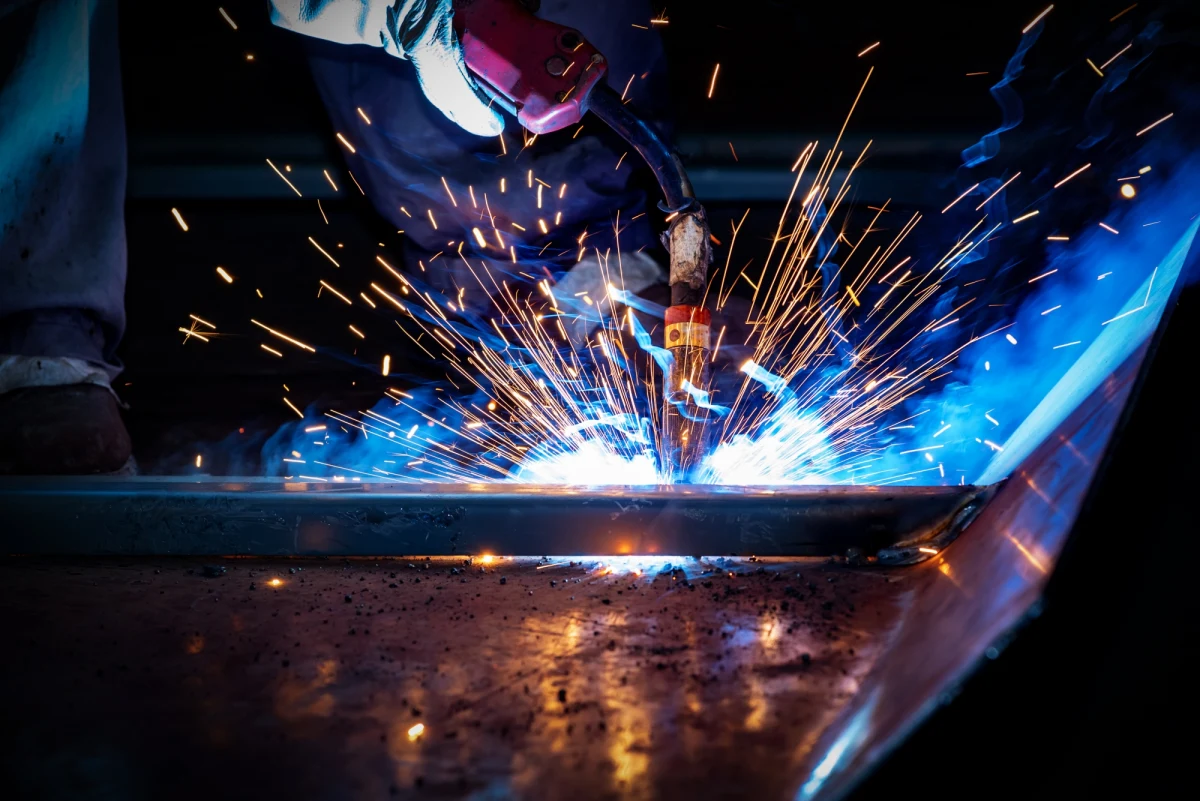 Francuska energetyka doświadcza problemu rekordowej liczby wyłączonych reaktorów atomowych i to w obliczu poważnych obaw o zapewnienie mieszkańcom dostaw elektryczności. Przyczyną przestojów jest dotkliwy brak spawaczy - informuje Agencja Reutera. 