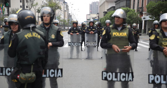 Prezydent Peru Pedro Castillo został w środę aresztowany przez siły bezpieczeństwa po tym, jak peruwiański parlament przegłosował jego dymisję. Wcześniej szef państwa ogłosił rozwiązanie parlamentu, a także wprowadził w kraju stan wyjątkowy. Tymczasowym prezydentem została Dina Boluarte.