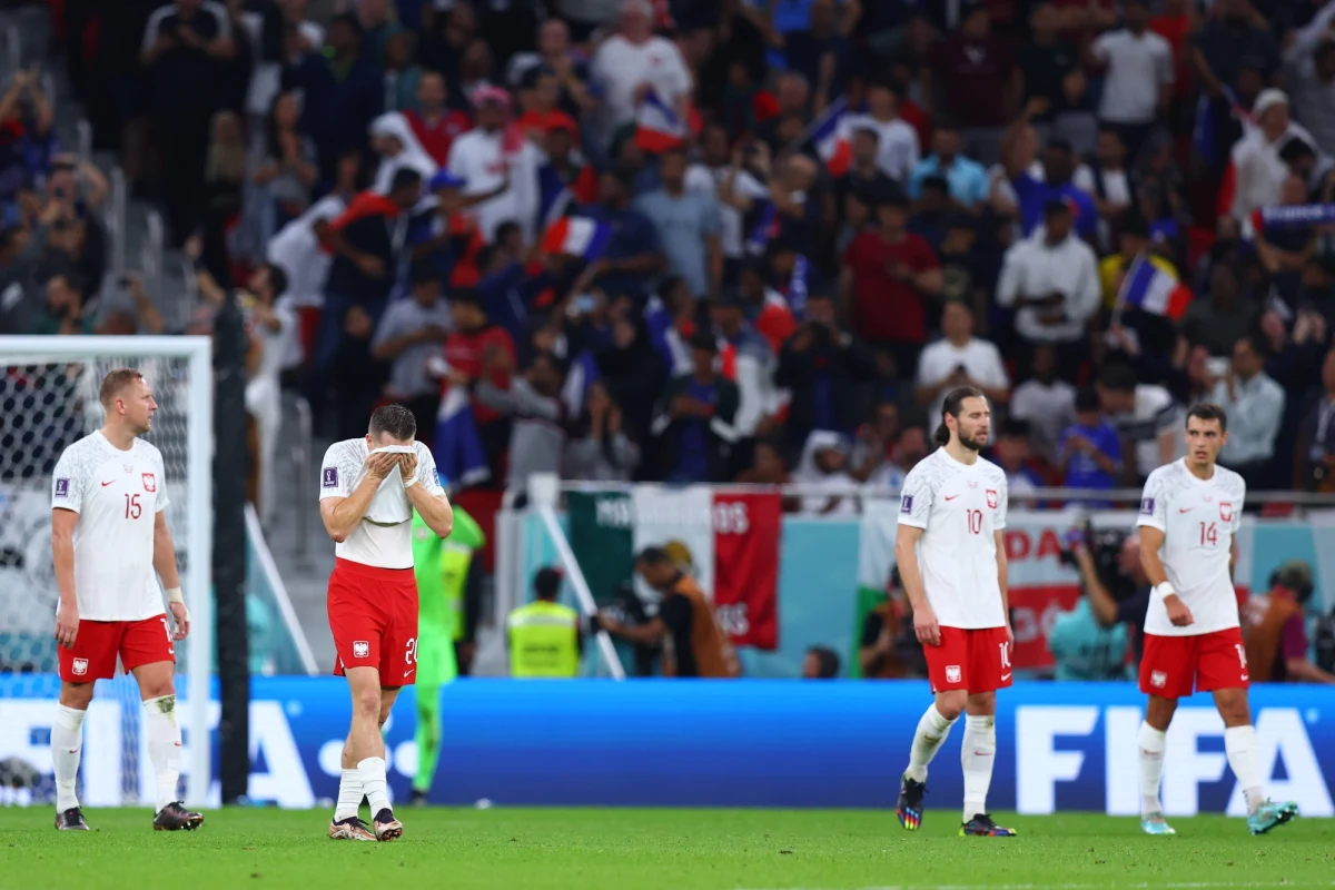 Polski Związek Piłki Nożnej nagrodzi młodych kibiców, którzy w poniedziałek na warszawskim Okęciu chcieli przywitać wracających z Kataru kadrowiczów. Niestety nie udało im się spotkać ze swoimi idolami, dlatego - na pocieszenie - PZPN wręczy im upominki.