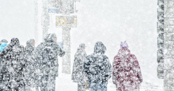 Polskę może nawiedzić największa burza śnieżna od 10 lat! Już w weekend należy spodziewać się groźnych zjawisk pogodowych. Czekają nas intensywne opady śniegu, którym będzie towarzyszyć porywisty wiatr powodujący zawieje i zamiecie.