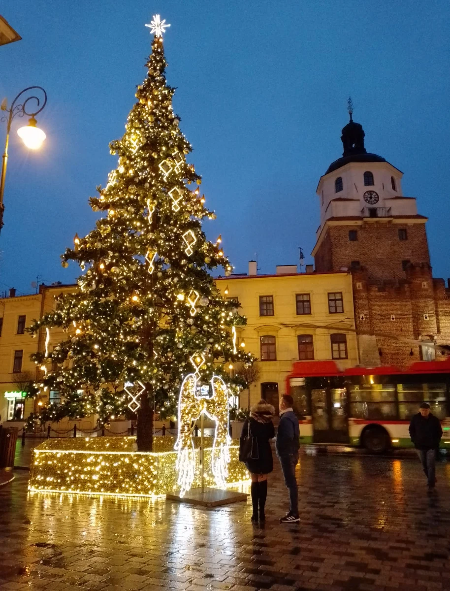 Na pl. Łokietka w Lublinie stanęła 13-metrowa choinka imitująca naturalny świerk. Drzewko zdobią złote i srebrne bombki, a także dekoracje świetlne w formie rombów i świeczek.
