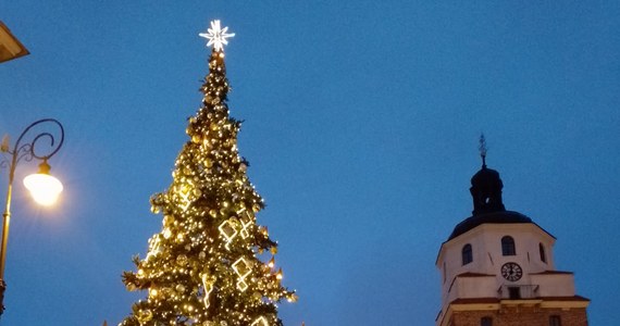 Na pl. Łokietka w Lublinie stanęła 13-metrowa choinka imitująca naturalny świerk. Drzewko zdobią złote i srebrne bombki, a także dekoracje świetlne w formie rombów i świeczek.