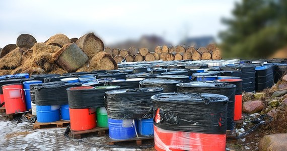 Odpady z setek zakładów produkcyjnych: farby, rozpuszczalniki i mieszaniny tych substancji porzucała w kilku województwach grupa przestępcza rozbita przez CBŚP oraz funkcjonariuszy skarbówki i inspekcji ochrony środowiska. Zatrzymano cztery osoby, które są podejrzane o porzucenie blisko 70 tysięcy ton niebezpiecznych odpadów. 
