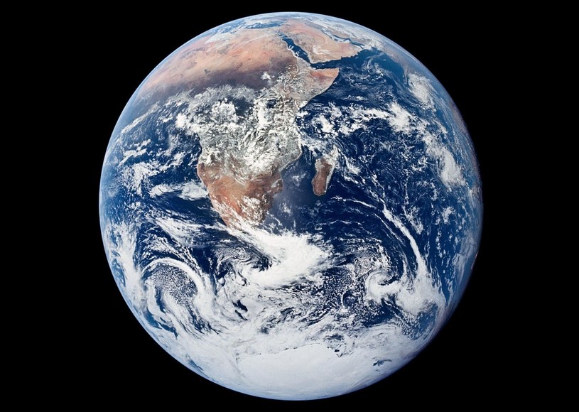 50 lat temu członkowie misji Apollo 17 zrobili słynne Blue Marble, czyli najbardziej ikonicznie zdjęcie naszej planety w historii - z tej okazji Living Earth Orchestra przygotowało wyjątkowy film poklatkowy, na którym możemy zobaczyć, jak Ziemia zmieniała się przez te wszystkie lata.