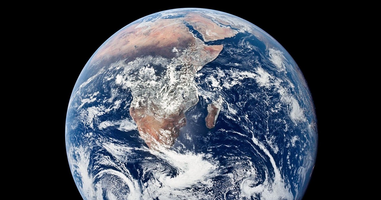 50 lat temu członkowie misji Apollo 17 zrobili słynne Blue Marble, czyli najbardziej ikonicznie zdjęcie naszej planety w historii - z tej okazji Living Earth Orchestra przygotowało wyjątkowy film poklatkowy, na którym możemy zobaczyć, jak Ziemia zmieniała się przez te wszystkie lata.