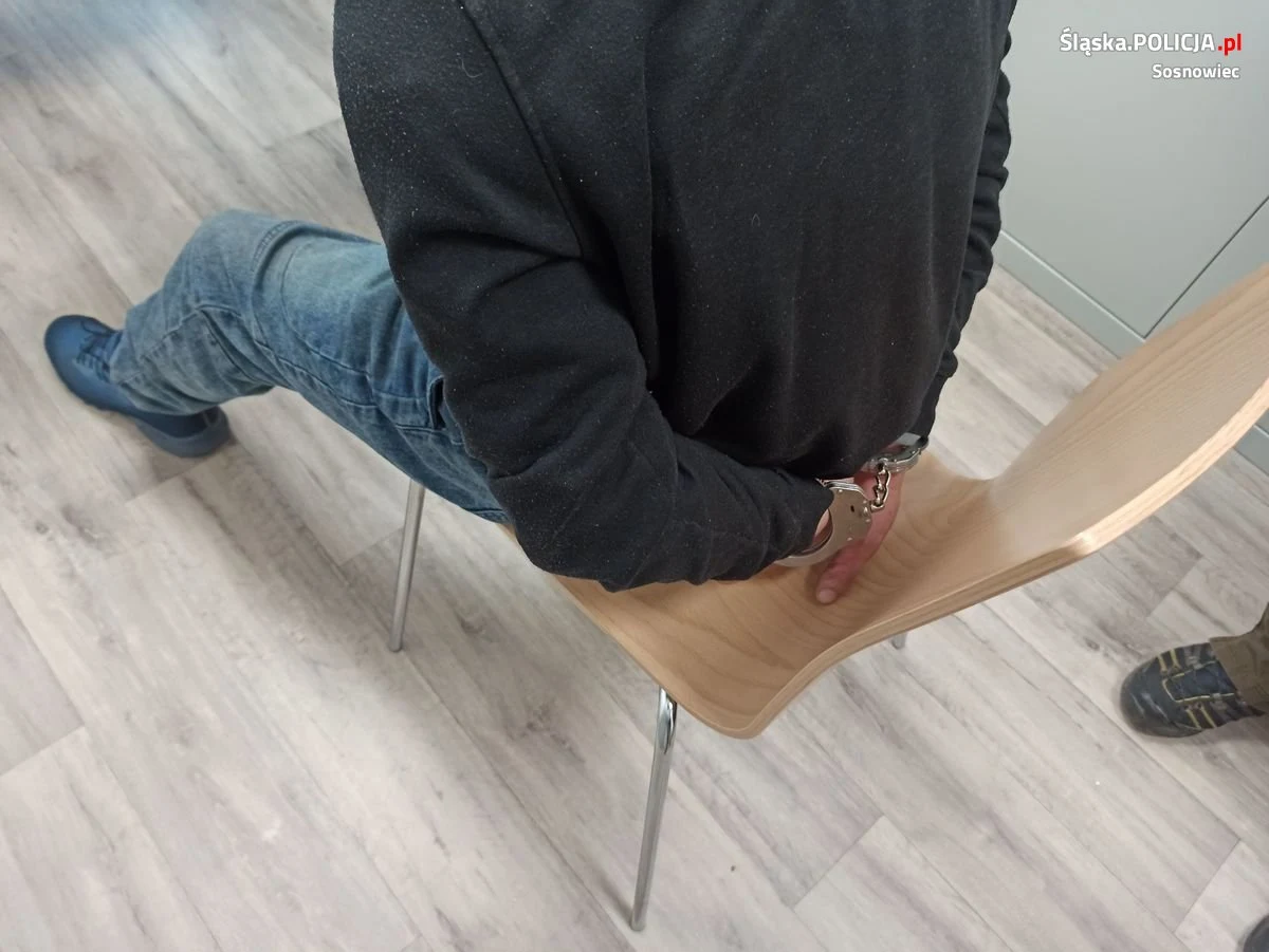 Dwóch mężczyzn, którzy na parkingu sterroryzowali kobietę pistoletem i zabrali jej samochód zatrzymali policjanci z Sosnowca. Pojazd odnaleziono następnego dnia porzucony w sosnowieckiej dzielnicy Kazimierz.

