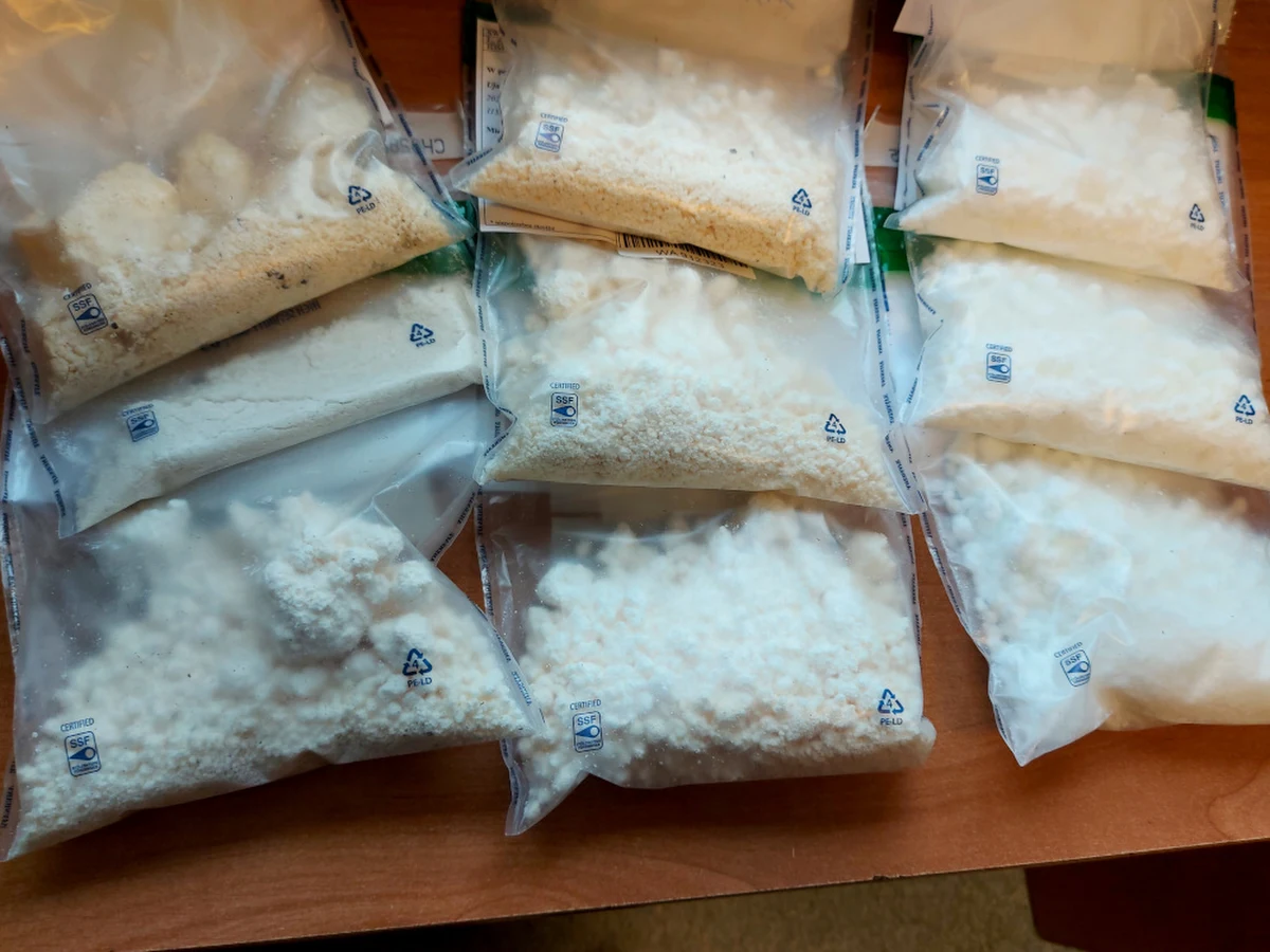 Ponad 2 kg narkotyków przejęli policjanci z Otwocka. Na gorącym uczynku, zatrzymali dilera, który rozprowadzał środki odurzające na terenie kilku powiatów. Za płotem swojej posesji mężczyzna zakopał worki foliowe z marihuaną, amfetaminą i mefedronem.

