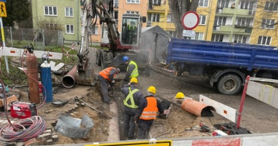 Poważna awaria ciepłownicza w Puławach na Lubelszczyźnie. W połowie miasta są problemy z ciepłem i ciepłą wodą. Jedna czwarta jest całkowicie wyłączona. Wszystko z powodu awarii głównej magistrali ciepłowniczej przy ulicy Prusa. 