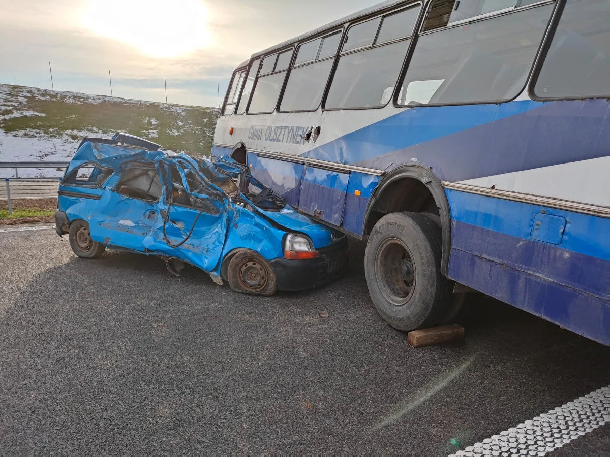 Na wyłączonym jeszcze z ruchu fragmencie krajowej S5 koło Ostródy służby przeprowadziły dzisiaj ćwiczenia. Scenariusz zakładał, że kierowca autobusu nagle hamuje, traci panowanie nad pojazdem i doprowadza do karambolu. Strażacy podkreślają, że choć wszystko jest pozorowane, to ich praca wygląda, jak przy prawdziwym zdarzeniu.