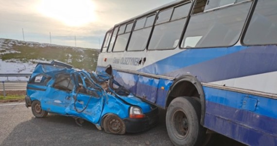 Na wyłączonym jeszcze z ruchu fragmencie krajowej S5 koło Ostródy służby przeprowadziły dzisiaj ćwiczenia. Scenariusz zakładał, że kierowca autobusu nagle hamuje, traci panowanie nad pojazdem i doprowadza do karambolu. Strażacy podkreślają, że choć wszystko jest pozorowane, to ich praca wygląda, jak przy prawdziwym zdarzeniu.