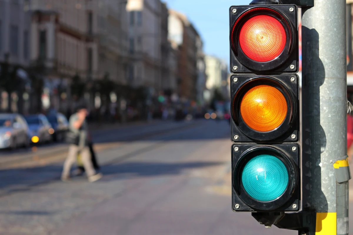 Dłuższe żółte światła dla kierowców na skrzyżowaniach, ale także więcej czasu na niektórych przejściach dla pieszych. Sygnalizatory świetlne mają usprawniać ruch na węzłach drogowych, na których tworzą się korki. Takie zmiany proponuje Generalna Dyrekcja Dróg Krajowych i Autostrad. 