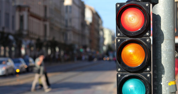 Dłuższe żółte światła dla kierowców na skrzyżowaniach, ale także więcej czasu na niektórych przejściach dla pieszych. Sygnalizatory świetlne mają usprawniać ruch na węzłach drogowych, na których tworzą się korki. Takie zmiany proponuje Generalna Dyrekcja Dróg Krajowych i Autostrad. 