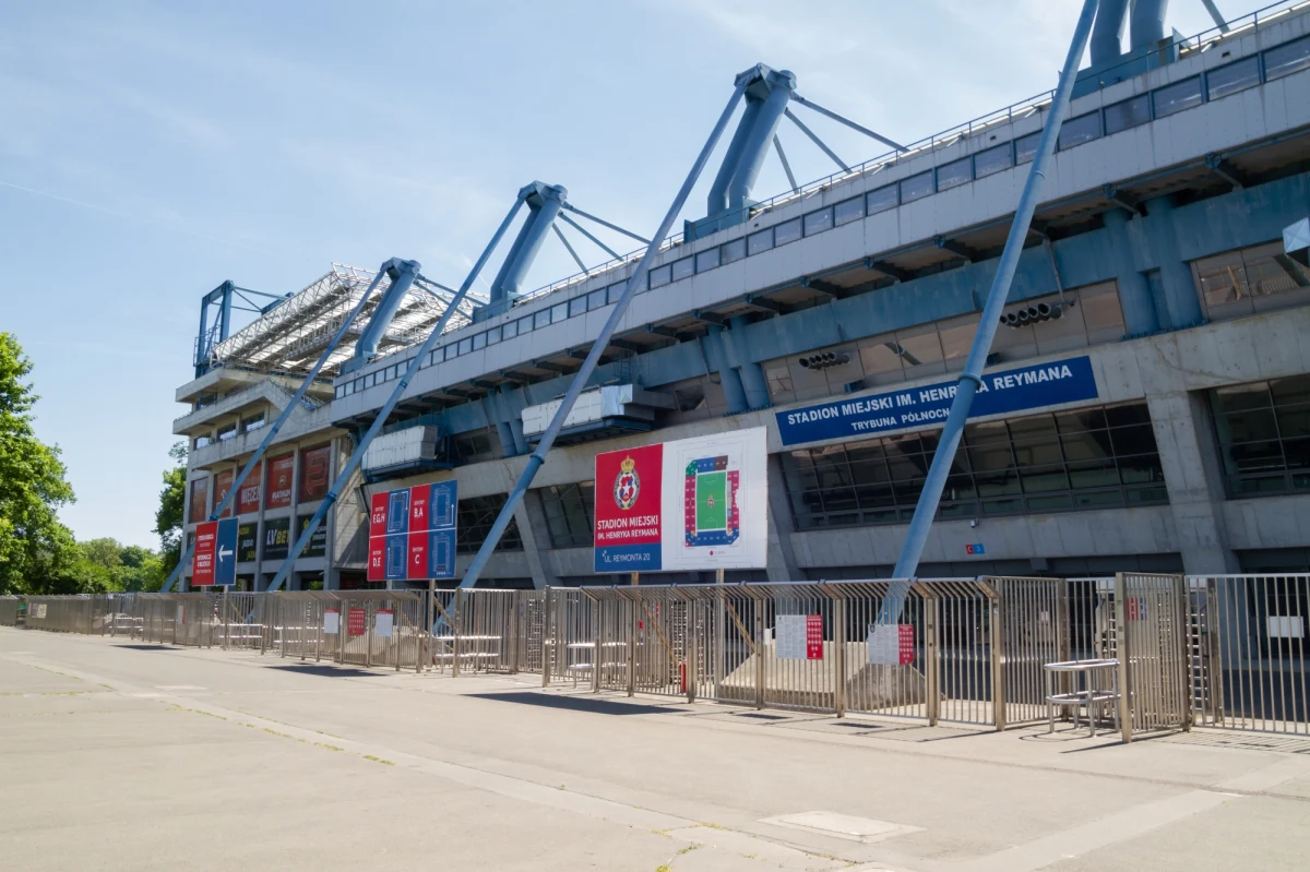 Udało się wyłonić wykonawcę modernizacji stadionu Wisły w Krakowie. Po trzech nieudanych przetargach wykonawcę wybrano w trybie negocjacji. Inwestycja uzyskała dofinansowanie - ponad 80 mln złotych - z Ministerstwa Sportu.

