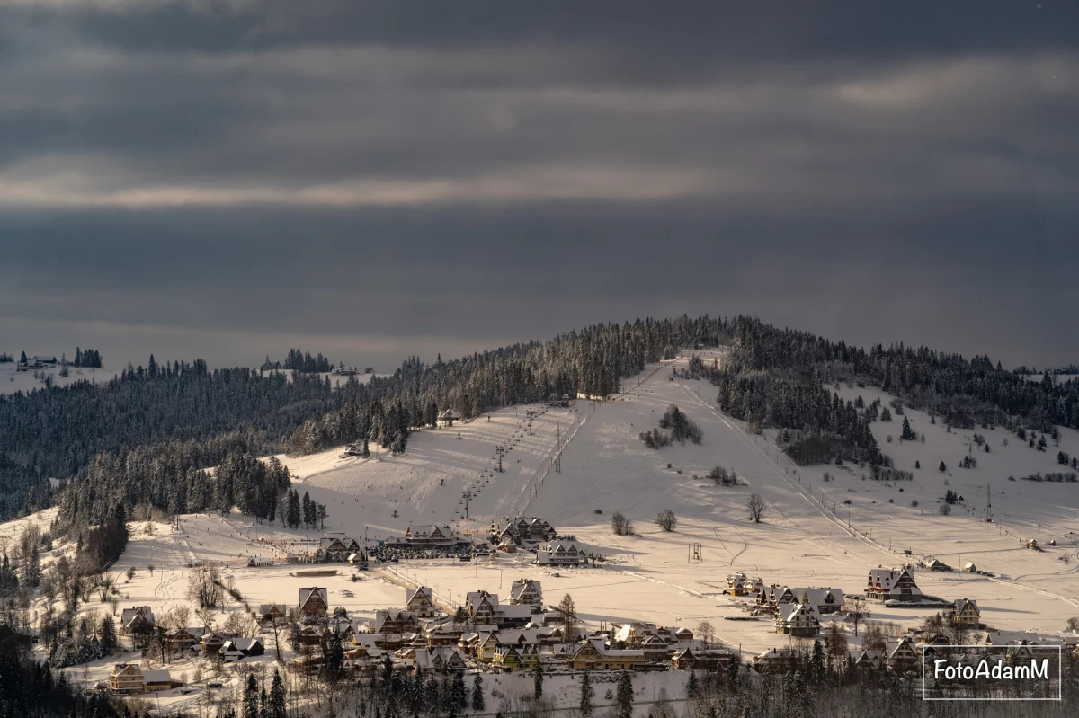 W najbliższy weekend ruszają kolejne wyciągi narciarskie na Podhalu. Pojeździć będzie można w kilku stacjach narciarskich. W kolejny weekend powinny wystartować pozostałe wyciągi. Wygląda więc na to, że przed Bożym Narodzeniem sezon narciarski ruszy pełną parą. 