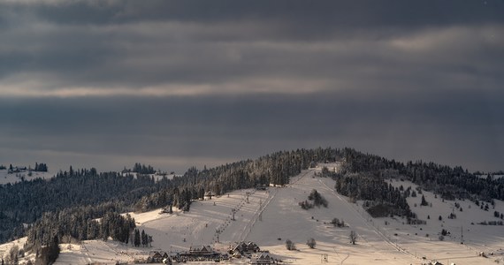W najbliższy weekend ruszają kolejne wyciągi narciarskie na Podhalu. Pojeździć będzie można w kilku stacjach narciarskich. W kolejny weekend powinny wystartować pozostałe wyciągi. Wygląda więc na to, że przed Bożym Narodzeniem sezon narciarski ruszy pełną parą. 