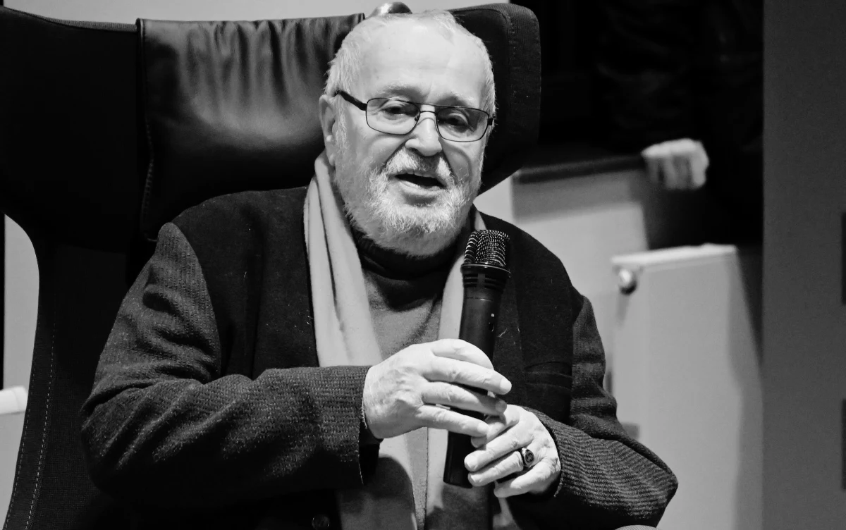 ​Pogrzeb wybitnego aktora Jana Nowickiego, który zmarł w wieku 83 lat, odbędzie się w środę, 14 grudnia, w rodzinnym Kowalu - poinformował burmistrz miasta, spokrewniony ze zmarłym Eugeniusz Gołembiewski.