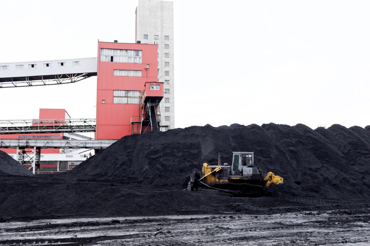 Prawie 900 gmin w kraju otrzyma dla mieszkańców węgiel pochodzący z kopalń Polskiej Grupy Górniczej. Do końca roku PGG planuje dostarczyć samorządom około 500 tysięcy ton węgla, który będzie sprzedawany po preferencyjnych cenach.