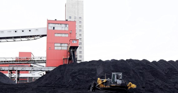Prawie 900 gmin w kraju otrzyma dla mieszkańców węgiel pochodzący z kopalń Polskiej Grupy Górniczej. Do końca roku PGG planuje dostarczyć samorządom około 500 tysięcy ton węgla, który będzie sprzedawany po preferencyjnych cenach.