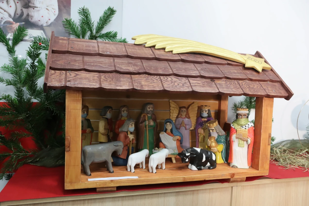 Poczta Polska zorganizowała w jednym ze swoich łódzkich oddziałów "Wystawę szopek bożonarodzeniowych polskich artystów ludowych”. Zaprezentowano na niej 31 drewnianych szopek.