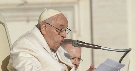 Papież Franciszek, gdy wspomniał o cierpieniach Ukraińców podczas modlitwy o pokój, był załamany, a w oczach miał łzy. W czwartek obchodzona jest uroczystość Niepokalanego Poczęcia Najświętszej Maryi Panny. Franciszek udał na Plac Hiszpański w Rzymie, gdzie w obecności setek osób modlił się o pokój na Ukrainie i o zwycięstwo miłości nad nienawiścią. To pierwsza papieska modlitwa przed figurą Niepokalanej od początku pandemii.