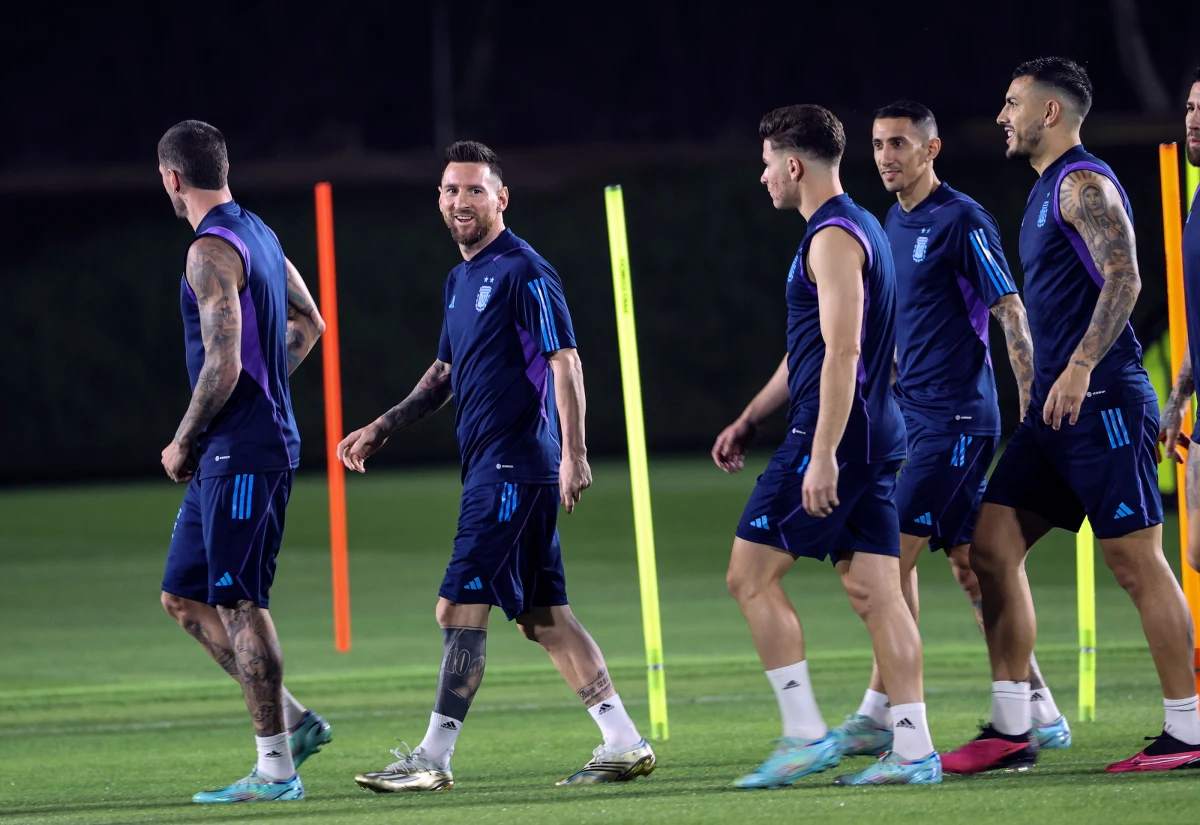 Piłkarskie mistrzostwa świata wchodzą w decydującą fazę. Wicemistrzowie świata Chorwaci zagrają z czekającą 20 lat na tytuł Brazylią, a Holendrzy zmierzą się z Argentyną w piątkowych ćwierćfinałach mundialu w Katarze. 