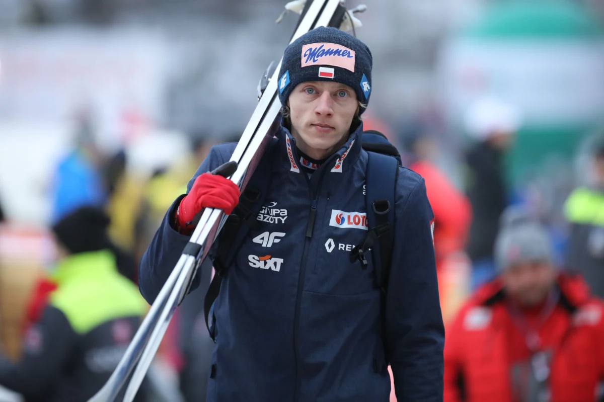 Od piątku do niedzieli kibice skoków narciarskich będą pasjonować się rywalizacją w Pucharu Świata w niemieckim Titisee-Neustadt. O 11:45 rozpocznie się pierwszy konkurs indywidualny. Na wszystkich czwartkowych treningach najlepszy był Kamil Kubacki.