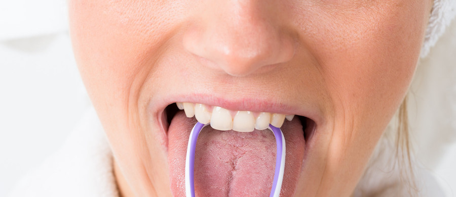 Higiena jamy ustnej wymaga dokładnego oczyszczania zębów i przestrzeni między nimi. Należy jednak pamiętać, że również na języku zalega nieprzyjemny osad, którego należy się pozbyć! Czy dobrym rozwiązaniem jest używanie tzw. skrobaczki do języka? Na to pytania odpowiada stomatolog lek. dent. Agata Wojdalska.