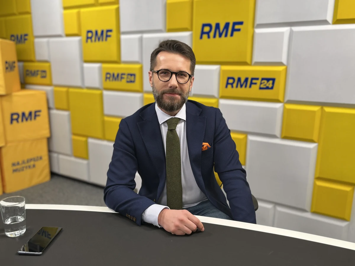 Nominacja Jacka Kurskiego to decyzja NBP. Nie mamy z nią nic wspólnego – mówi Radosław  Fogiel gość Porannej rozmowy w RMF FM. Jak zaznacza, wiem, że pan mi nie uwierzy, ale NBP jest niezależny. Ja o tej nominacji dowiedziałem się z mediów i nie jestem tu odosobniony – zaznacza gość Roberta Mazurka. 