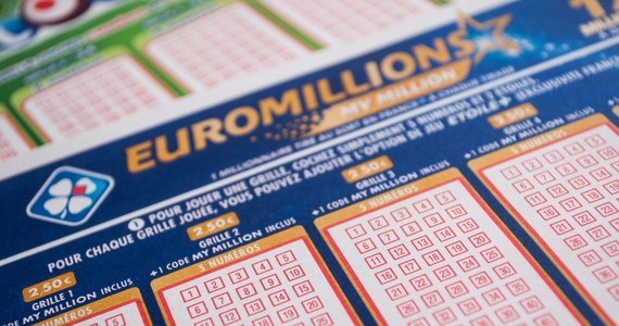 Grupa 165 mieszkańców wsi Olmen w prowincji Antwerpia, na północy Belgii, wpłaciła po równo do puli, aby kupić losy w lokalnym kiosku. Społeczność wygrała 143 miliony euro w loterii EuroMillions - poinformował serwis BBC.