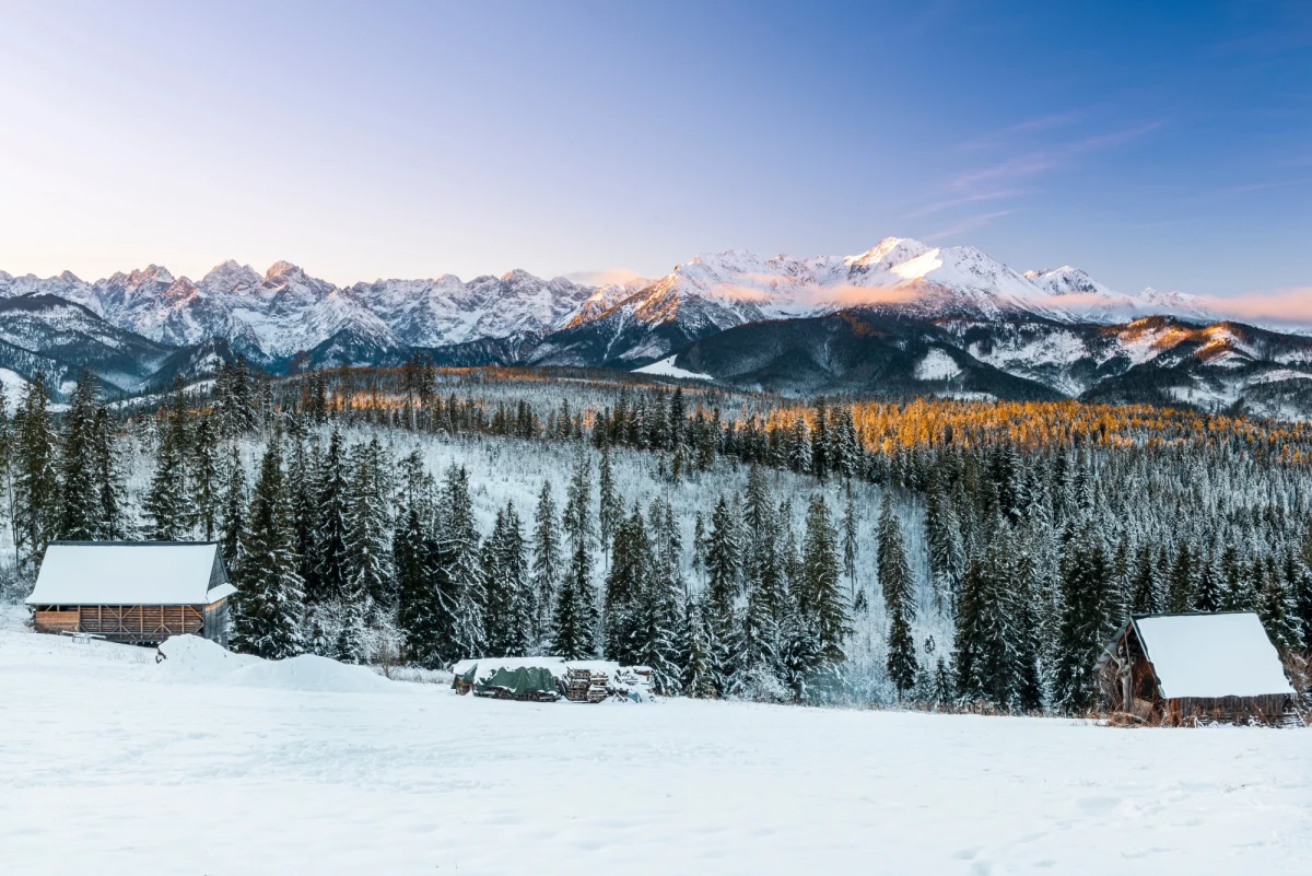 W Tatrach leży niewiele śniegu - jak na tę porę roku. Na Kasprowym Wierchu jest ponad 30 centymetrów białego puchu. Nie powinno to jednak nikogo zmylić - trzeba być bardzo ostrożnym.