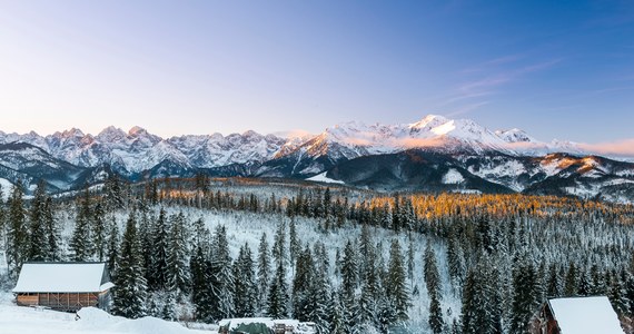 W Tatrach leży niewiele śniegu - jak na tę porę roku. Na Kasprowym Wierchu jest ponad 30 centymetrów białego puchu. Nie powinno to jednak nikogo zmylić - trzeba być bardzo ostrożnym.