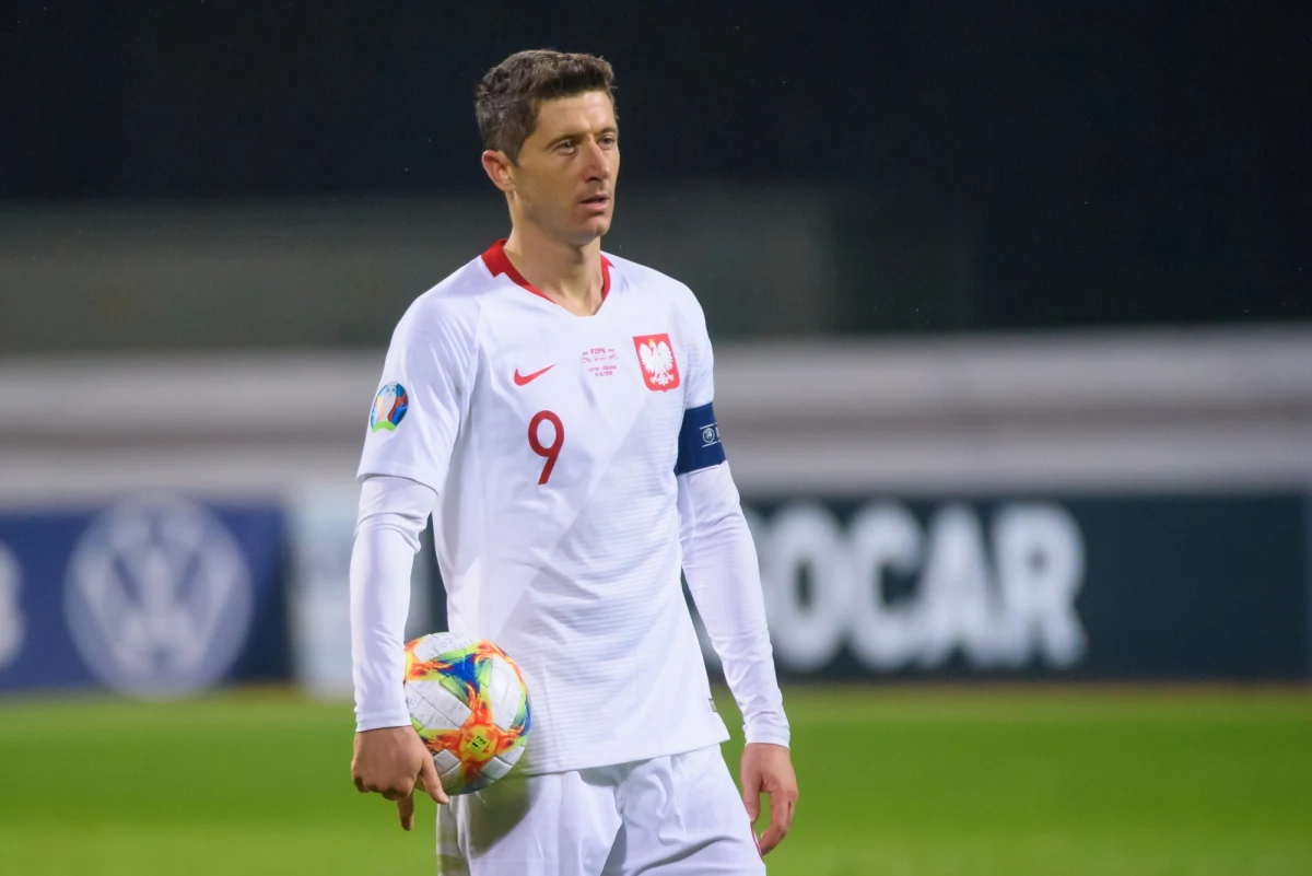 Kapitan piłkarskiej reprezentacji Polski Robert Lewandowski twierdzi, że nie było żadnego sporu między piłkarzami i sztabem szkoleniowym ws. podziału premii za awans do 1/8 finału mistrzostw świata. "Nigdy niczego się nie domagaliśmy i nie wyciągnęliśmy rąk po publiczne pieniądze" - powiedział.