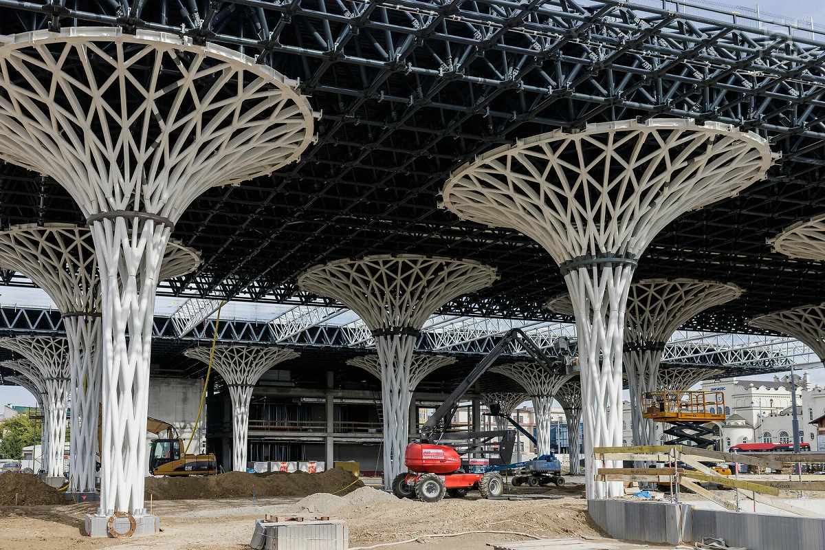 ​Znów problemy na placu budowy Dworca Metropolitalnego w Lublinie. Powinien być już gotowy, tymczasem wykonawca chce przedłużyć czas do końca przyszłego roku. A do tego wyszła kolejna niespodzianka: nie ma jak zainstalować schodów ruchomych, bo projektanci się pomylili.