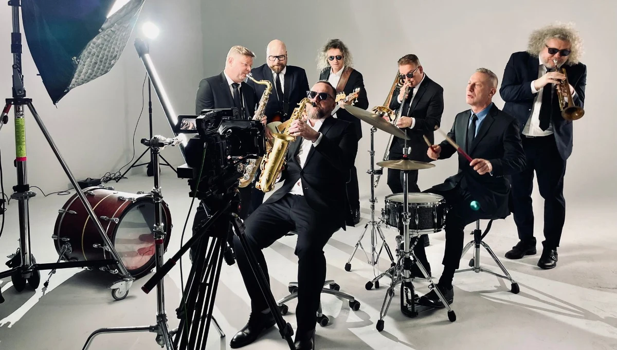 Poparzeni Kawą Trzy wracają z nowym singlem i zwariowanym teledyskiem do piosenki "Urodziny". Jeśli lubicie "Kawałek do tańca", "Byłaś dla mnie wszystkim" czy "Okrutna, zła i podła", to na pewno ta piosenka wpadnie Wam w ucho. Zobaczcie koniecznie!