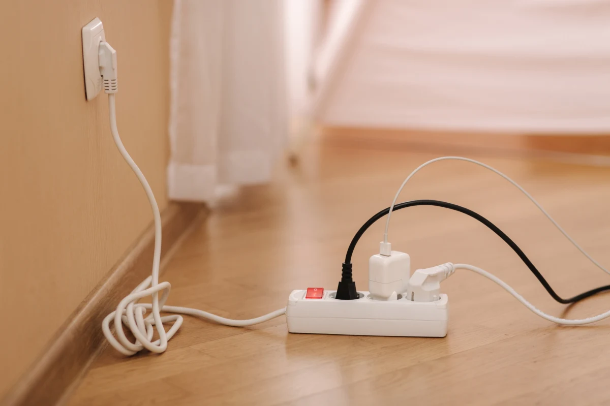 Sytuacja w energetyce jest krytyczna w związku z czasowym wyłączeniem reaktorów jądrowych. W południowej Szwecji może dojść do odłączenia gospodarstw domowych od sieci - ostrzegł premier tego kraju Ulf Kristersson, apelując o oszczędzanie energii. Minister pracy dodał, że Szwecja będzie spalać nawet śmieci, aby zapewnić energię.