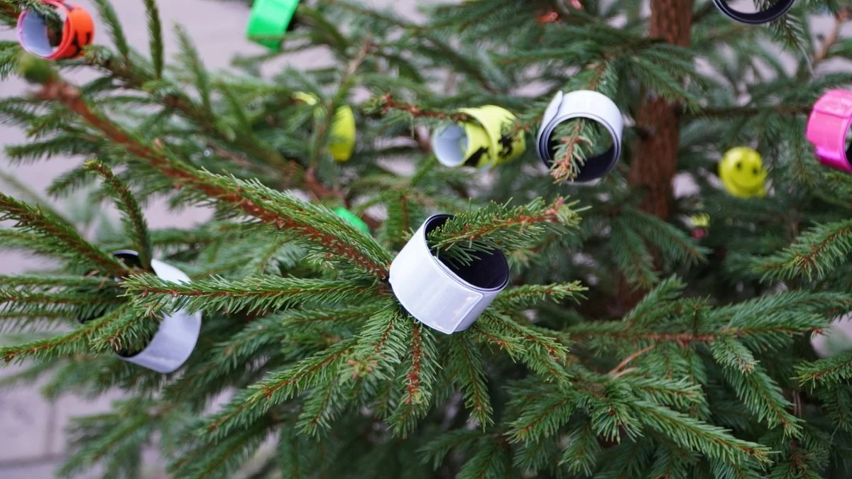 Przed Komendą Wojewódzką Policji w Olsztynie oraz Komendą Miejską pojawiły się kolorowo ubrane choinki. Na drzewkach zamiast bombek są odblaski. "Zachęcamy, aby chętne osoby zabierały te odblaski, ale nie chowały ich potem w szufladach, a faktycznie nosiły na sobie" - mówią policjanci.