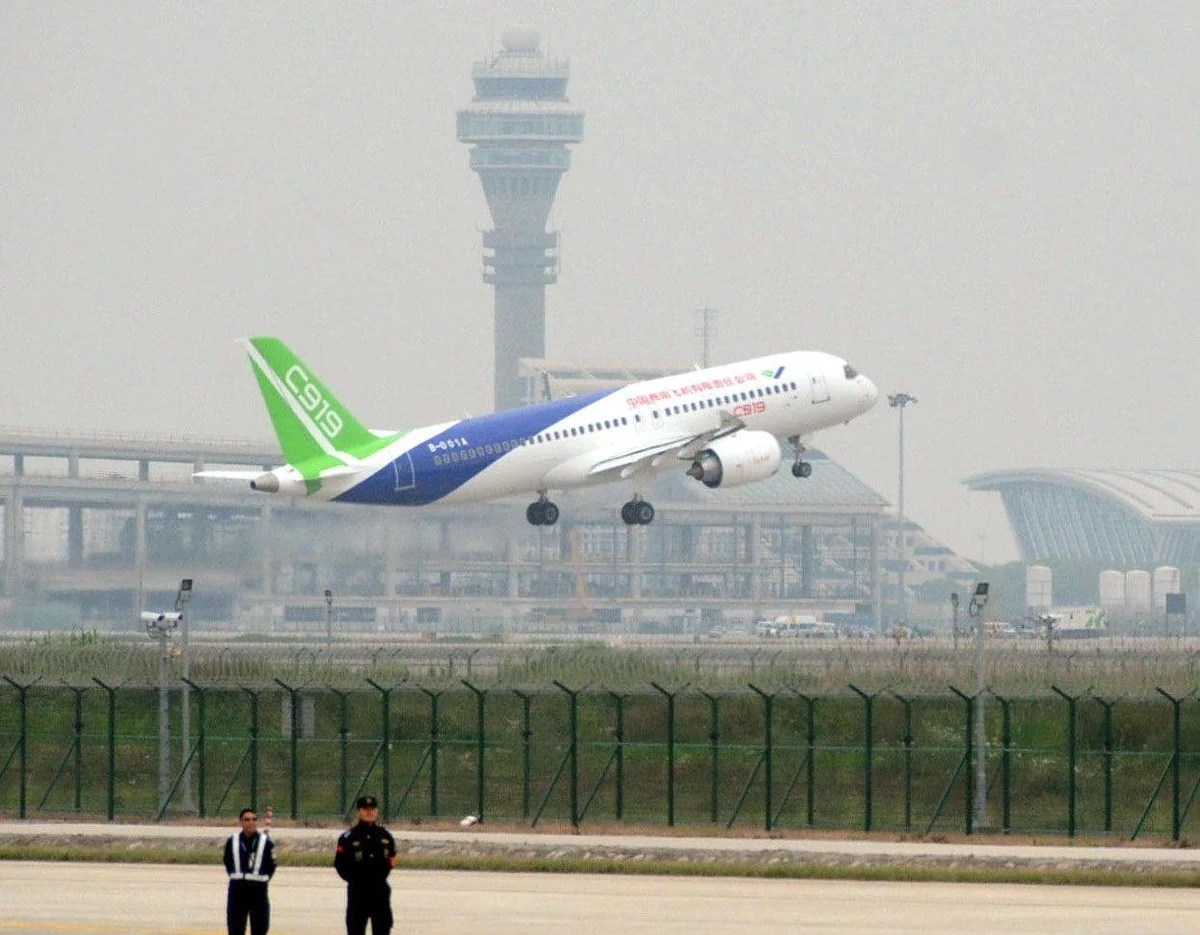 Chińskie linie lotnicze China Eastern otrzymały pierwszy samolot C919. Maszyna została wyprodukowana przez państwowy koncern COMAC z Szanghaju. Chiński samolot ma być konkurencją dla dominujących na rynku przewozów pasażerskich maszyn amerykańskiego Boeinga i europejskiego Airbusa.