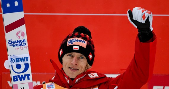 Dawid Kubacki zajął drugie miejsce w konkursie Pucharu Świata w skokach narciarskich w Titisee-Neustadt.  Zwyciężył Słoweniec Anze Lanisek, a trzeci był Niemiec Karl Geiger.
