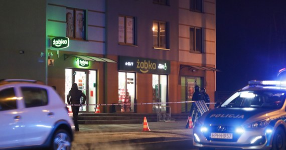 Policja ujawniła nowe informacje dotyczące brutalnego zabójstwa w Sochaczewie. W czwartek mężczyzna zaatakował nożem ekspedientkę w sklepie. Zmarła od wielu ciosów kobieta była jego żoną. Napastnik w listopadzie usłyszał zarzuty znęcania się nad rodziną, miał dozór policyjny i zakaz zbliżania się do bliskich. Ciało mężczyzny odnaleziono w nocy około 5 kilometrów od sklepu, w którym doszło do tragedii. 