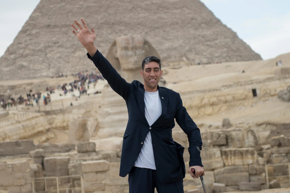 Najwyższy człowiek świata, mieszkający w Mardin na południu Turcji Sultan Kosen, przyznał w dniu swoich 40. urodzin, że marzy o samochodzie, w którym mógłby się zmieścić oraz o pokoju na świecie - podała w piątek agencja Anatolia. Mierzący 2 metry i 51 centymetrów Kosen, został w 2009 roku wpisany do Księgi rekordów Guinnessa i od tego momentu jest uznawany za najwyższego żyjącego mężczyznę na świecie.